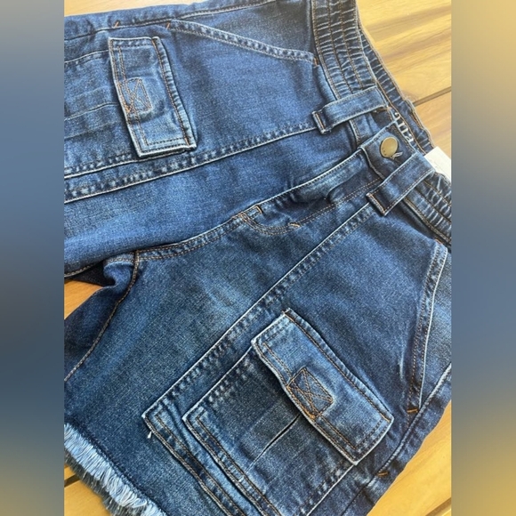 Nwt a.n.a Womens High Rise Midi Cargo Shorts 5" Inseam Size 2 - Picture 3 of 5